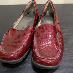 Easy Spirit Shiny Burgundy Loafers Size 7